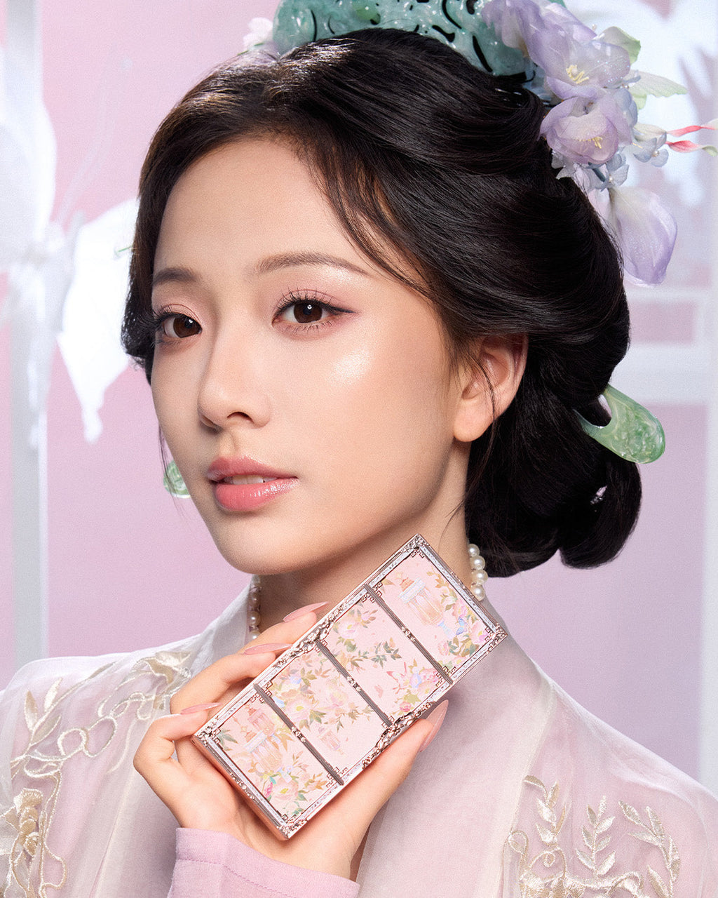 Butterfly Cloud Collar Embossed Highlight & Contour Palette